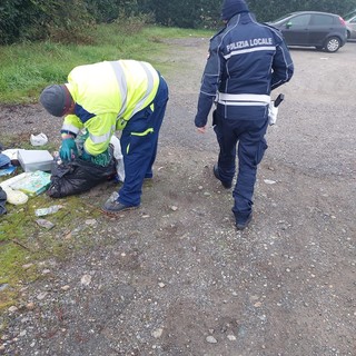 Rifiuti abbandonati: cinque multe in un solo giorno nell'area di corso Novara