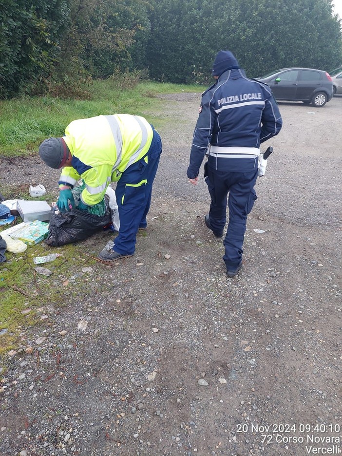 Rifiuti abbandonati: cinque multe in un solo giorno nell'area di corso Novara