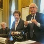 Il maestro Borgognovo, Maria Arsieni Robbone e il sindaco Scheda sorteggiano l'ordine di esecuzione