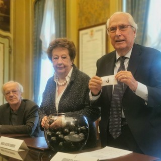 Il maestro Borgognovo, Maria Arsieni Robbone e il sindaco Scheda sorteggiano l'ordine di esecuzione