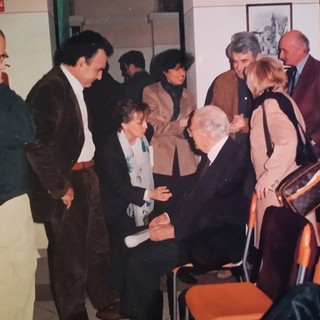 Desiderio Scavarda (primo in alto a destra) ad un incontro con il professor Giovanni Bollea