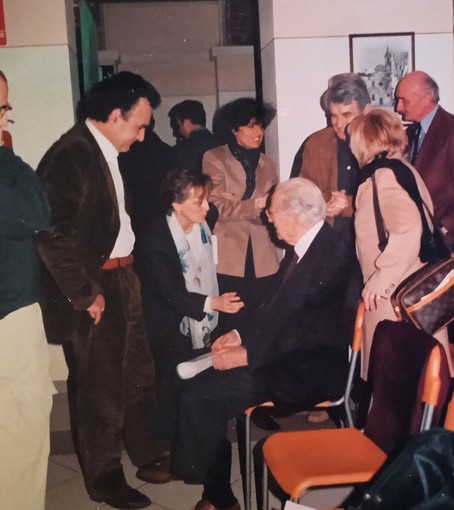 Desiderio Scavarda (primo in alto a destra) ad un incontro con il professor Giovanni Bollea