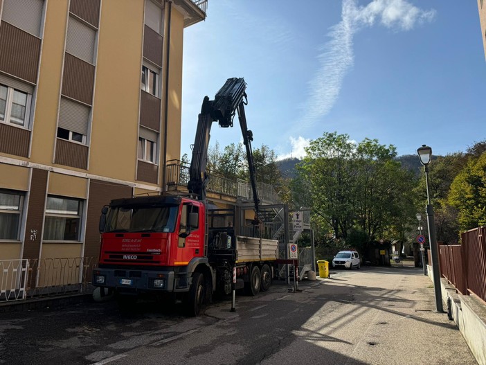 Sbarre alle finestre e via la scala esterna: stop alle intrusioni nell'ex hotel chiuso