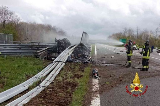 Ferrari in fiamme dopo incidente ad Alice Castello: due morti carbonizzati - foto