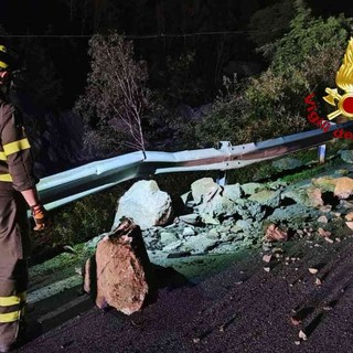 Massi sulla carreggiata, intervengono i Vigili del Fuoco