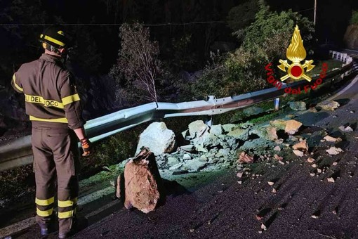 Massi sulla carreggiata, intervengono i Vigili del Fuoco