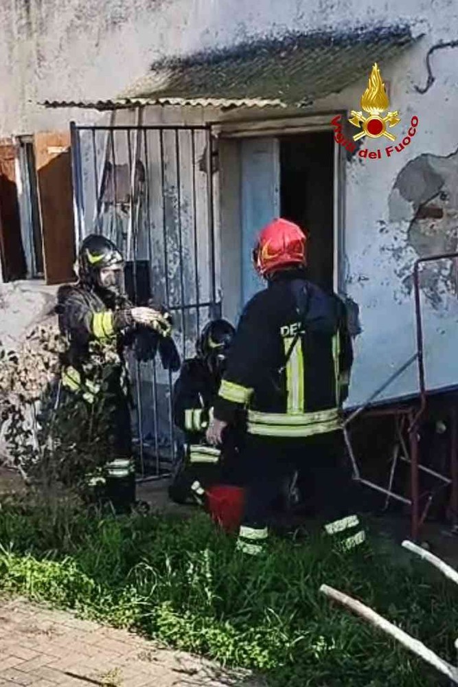 Trino, principio d'incendio in casa