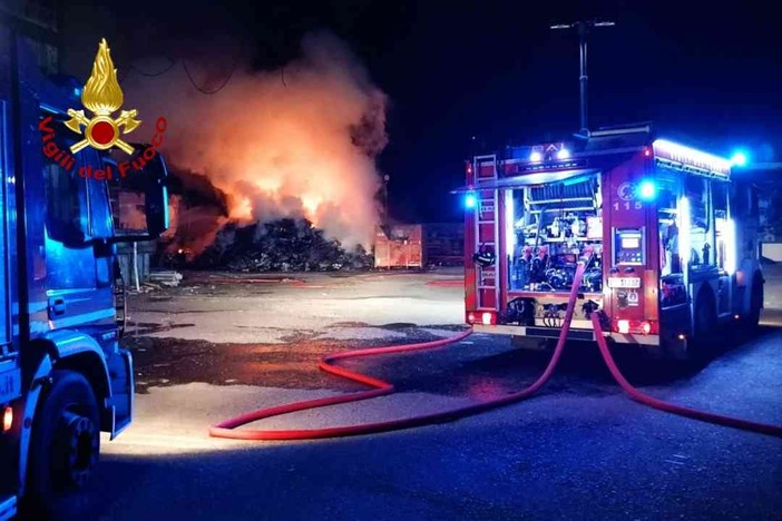 Albano, fiamme nell'ex cartiera