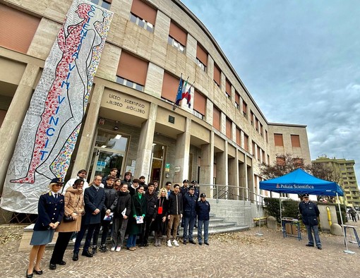 &quot;Questo non è amore&quot;: al liceo Scientifico la campagna della Polizia di Stato