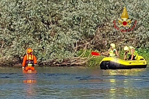 Perde la vita a 23 anni nelle acque del fiume Sesia: dramma in corso Rigola - video