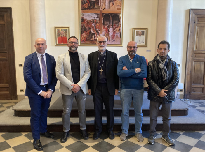 Da sinistra, Luciano Salvadori (direttore Coldiretti Vc-Bi), Renato Guerini (presidente Coldiretti Vc-Bi), l'arcivescovo mons. Marco Arnolfo, Emilio Capacchione (responsabile Fai Cisl Piemonte Orientale) e Cesare Daneo (presidente Acli provinciali Vercelli).