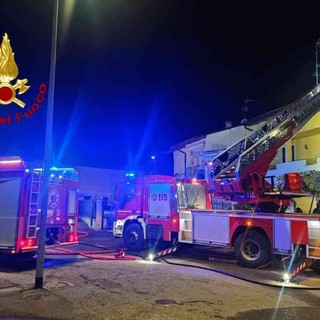 A fuoco il tetto di una casa