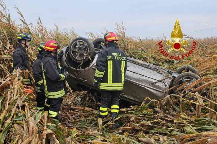 Fuori strada con l'auto, conducente in ospedale