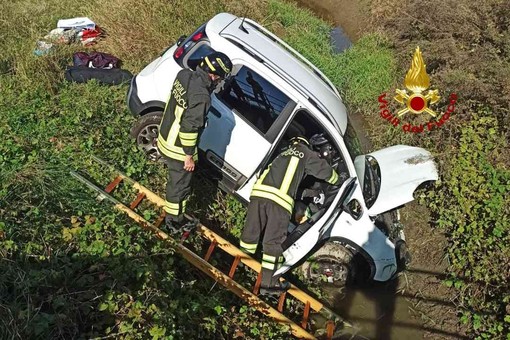 Auto fuori strada: ferito il conducente