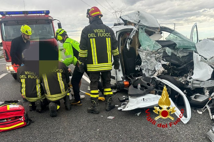 Due feriti nell'auto distrutta dopo lo scontro con un furgone