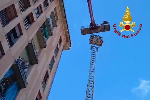 Corso Salamano, bloccati su una piattaforma a 45 metri - VIDEO