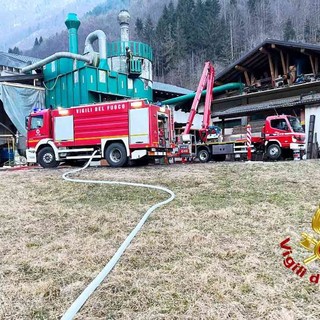 A fuoco un silos per la raccolta degli scarti di legname