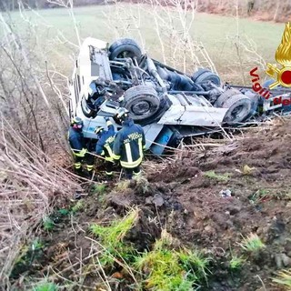 Moncrivello, autoarticolato si ribalta nel campo