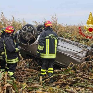 Fuori strada con l'auto, conducente in ospedale