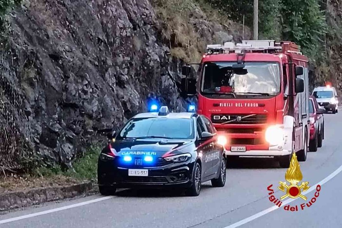 Massi sulla provinciale, danneggiata un'auto in transito