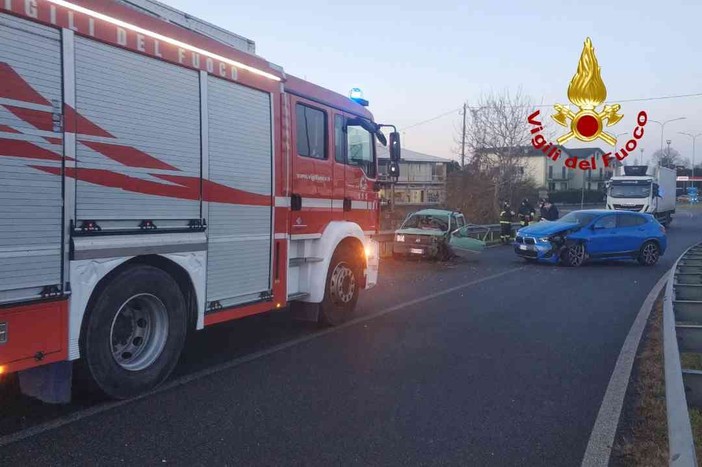 Incidente in città, una persona incastrata tra le lamiere