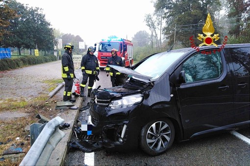 Perde il controllo del mezzo e il guard rail &quot;infilza&quot; il furgoncino