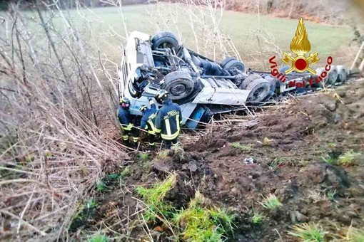 Moncrivello, autoarticolato si ribalta nel campo