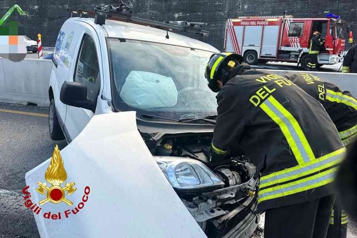 Incidente in autostrada: auto distrutta, conducente ferito