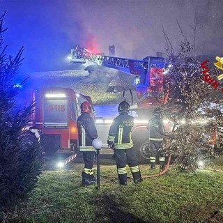 Caresana, incendio durante una festa alla Tenuta Castelletto, crolla il tetto