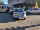 Scontro tra tre auto, due persone in ospedale