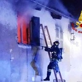 Incendio in un appartamento, Vigili del Fuoco al lavoro