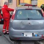 Scontro all'incrocio: uno dei mezzi finisce la corsa sul marciapiedi, contro il muro di un palazzo