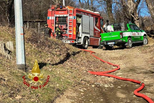 Incendio nei boschi sopra Quarona, giornata di lavoro per Vigili del Fuoco e Aib