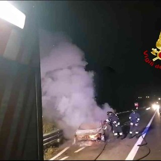 Auto in fiamme sulla A4, il rogo stava spostandosi alla vegetazione