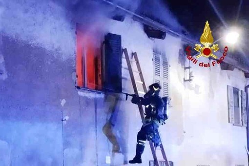 Incendio in un appartamento, Vigili del Fuoco al lavoro