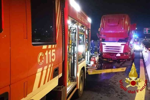 Principio di incendio alla motrice di un autoarticolato