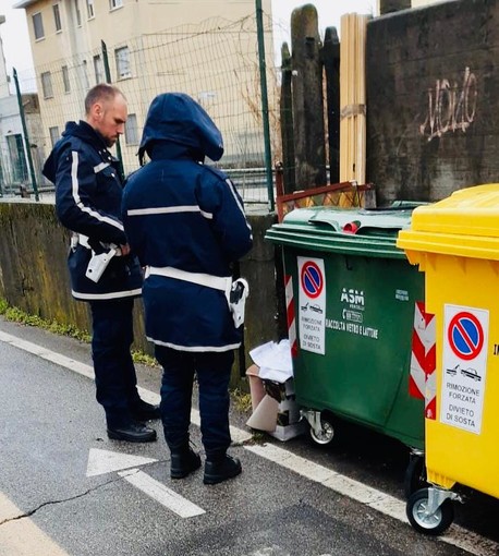 Rifiuti abbandonati: tre multe in una mattina - foto