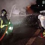 Auto a fuoco dopo un frontale - foto