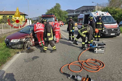 Incidente a Santhià, una persona incastrata tra le lamiere