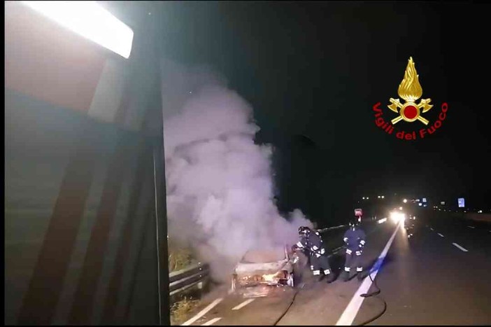 Auto in fiamme sulla A4, il rogo stava spostandosi alla vegetazione