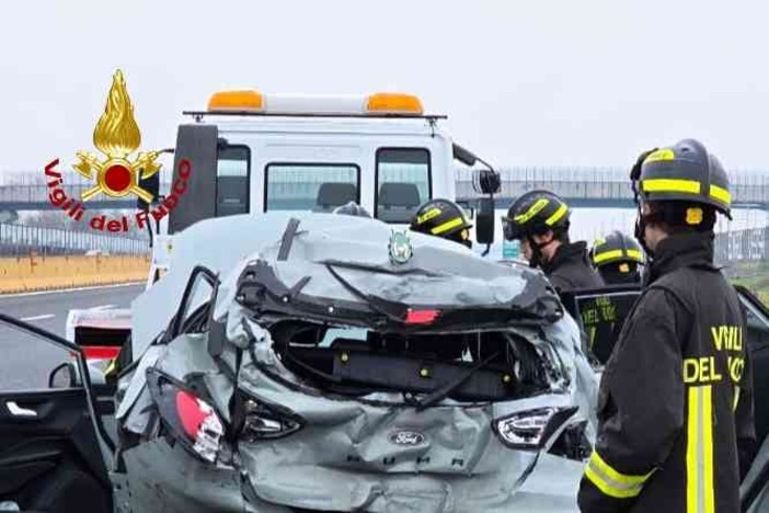 Schianto in autostrada: una donna elitrasportata in ospedale