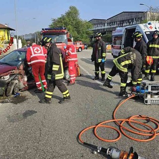 Incidente a Santhià, una persona incastrata tra le lamiere