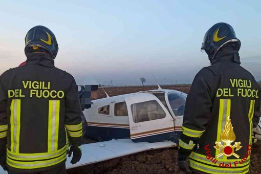 Atterraggio di fortuna in un campo di Ronsecco - foto