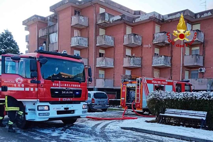 Incendio a Santhià, preoccupazione in via Dante