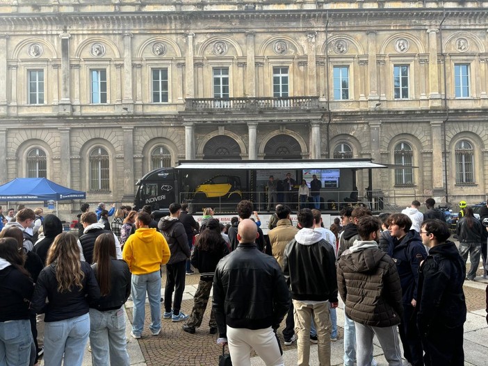 A testa in giù nella Smart capottata: studenti a lezione di sicurezza stradale