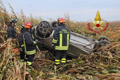 Fuori strada con l'auto, conducente in ospedale