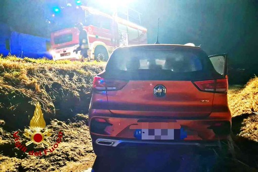 Fuori strada con l'auto, finisce in un canale in secca