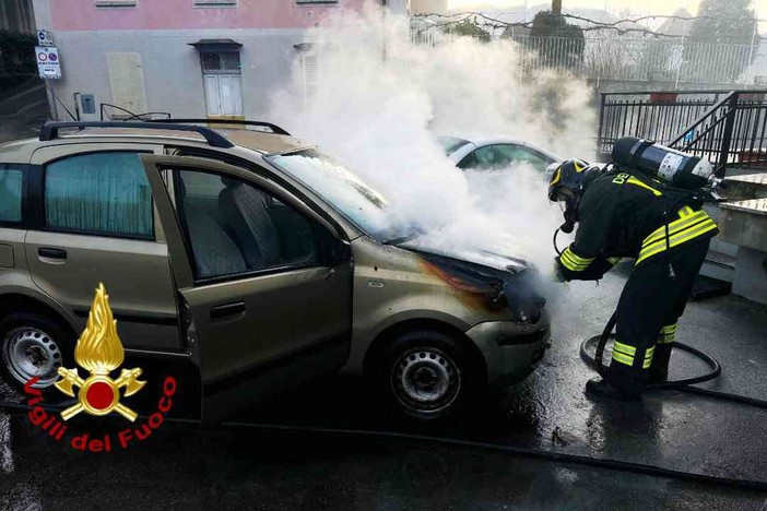 Auto in fiamme: soccorsi in azione a Varallo