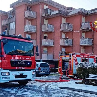 Incendio a Santhià, preoccupazione in via Dante