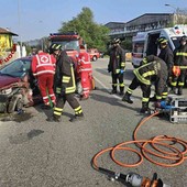 Incidente a Santhià, una persona incastrata tra le lamiere